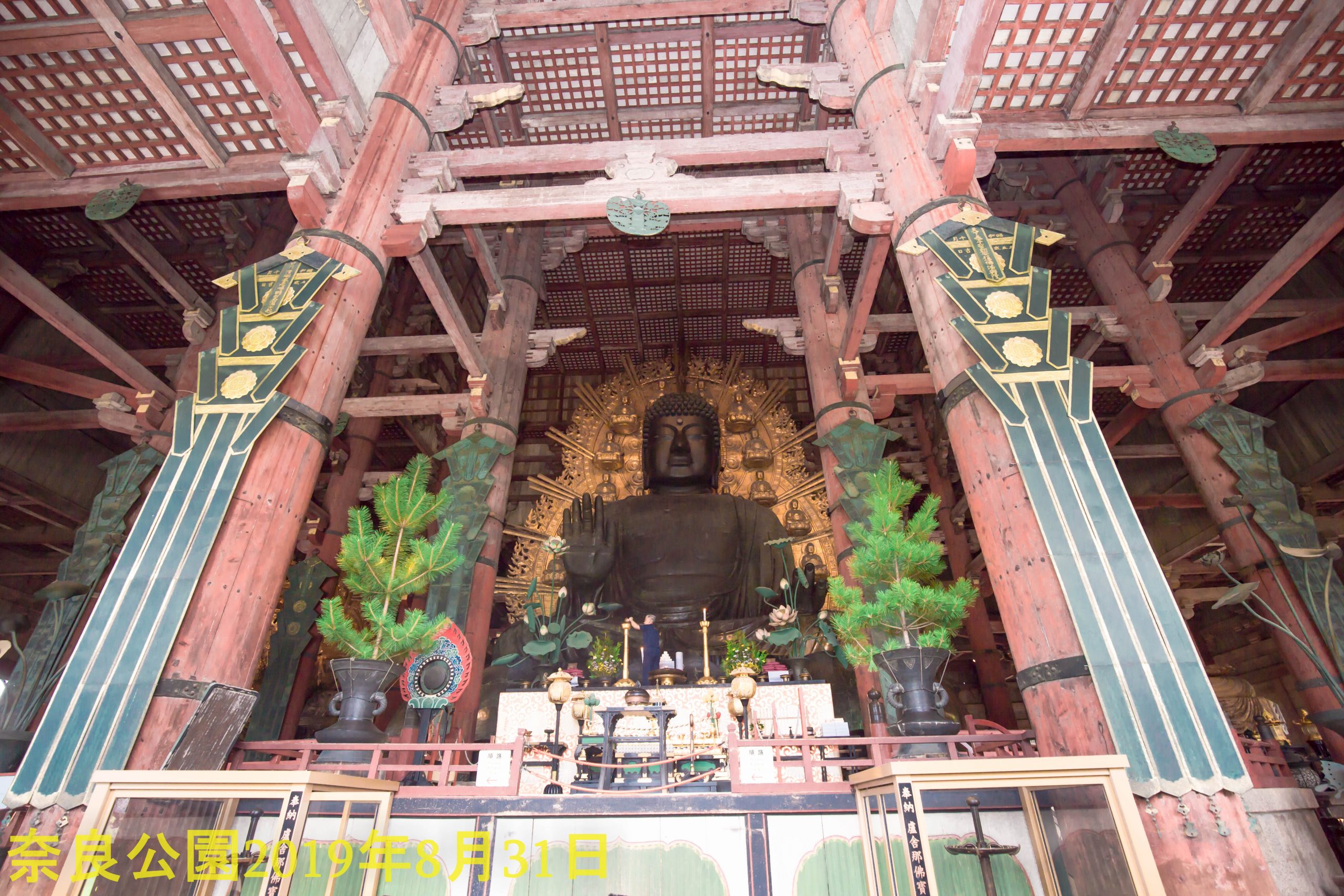 Bức tượng đồng đen nổi tiếng trong chùa Todaiji thuộc công viên Nara